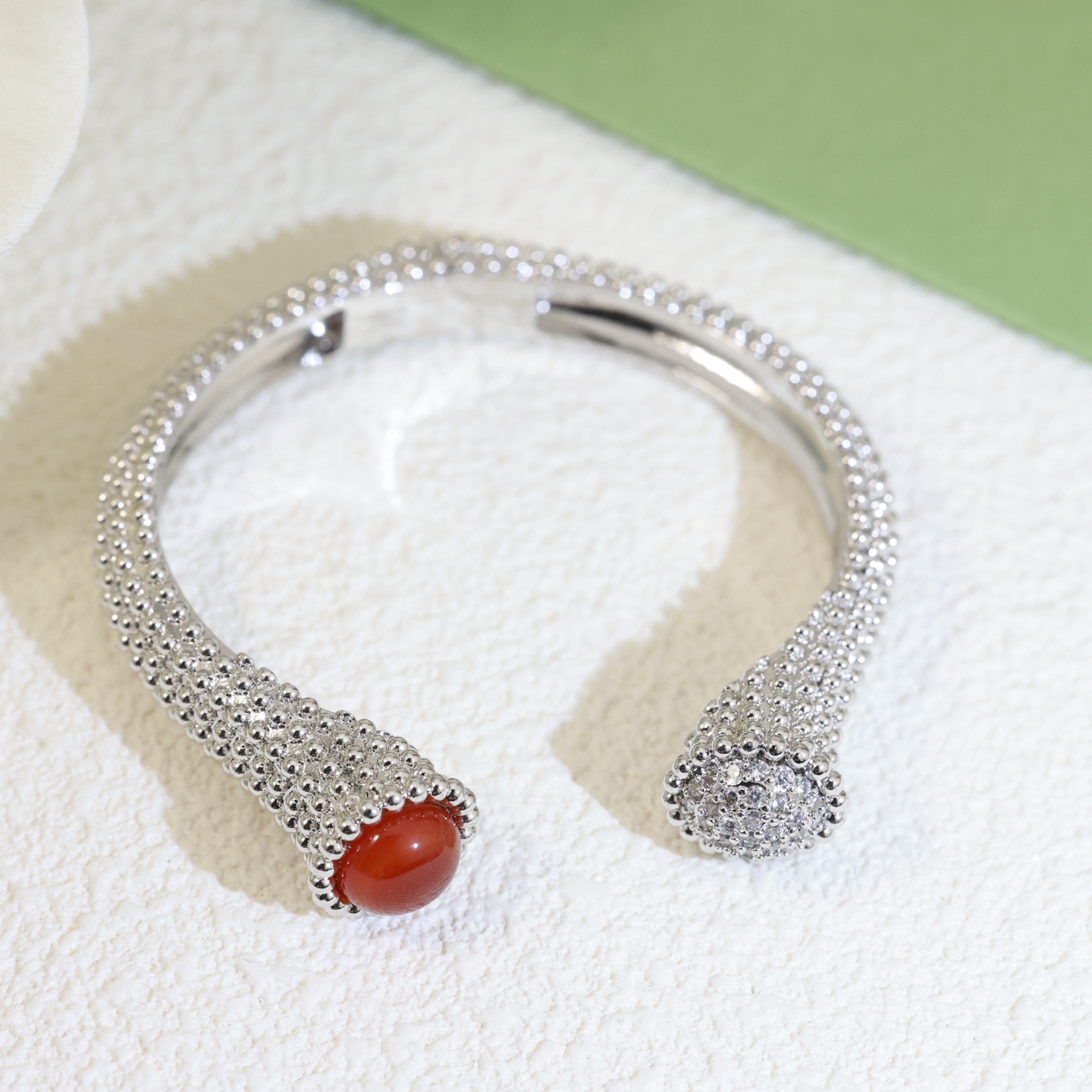 Bracciale Van Cleef Arpels Perlee in oro bianco 18 carati con corniola e diamanti, circonferenza interna di 17 cm