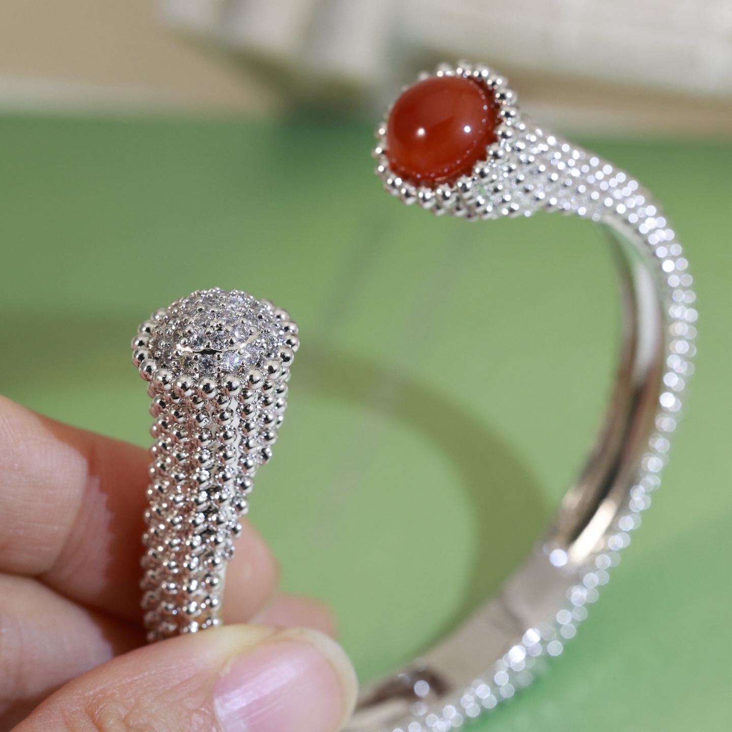 Bracciale Van Cleef Arpels Perlee in oro bianco 18 carati con corniola e diamanti, circonferenza interna di 17 cm