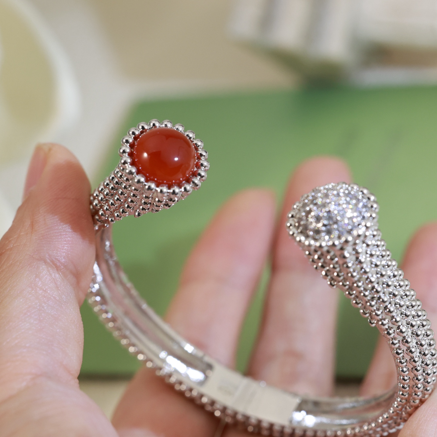 Bracciale Van Cleef Arpels Perlee in oro bianco 18 carati con corniola e diamanti, circonferenza interna di 17 cm