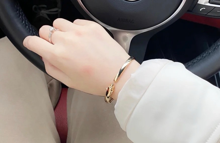 Cartier Panthere de Cartier bracelet 18K white gold 18K yellow gold 18K rose gold green tsavorite garnet eyes black onyx nose accents 17