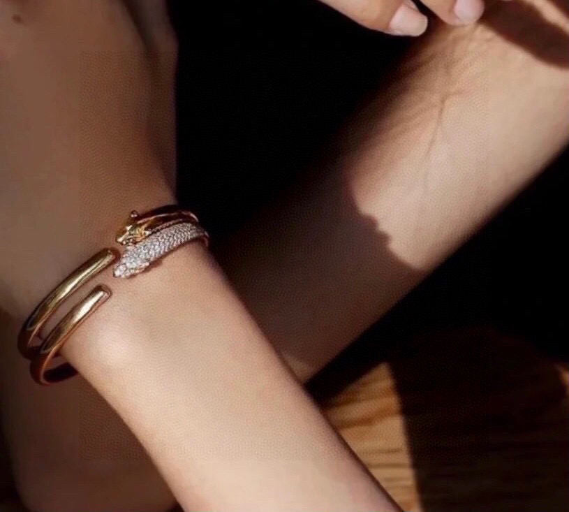 Cartier Panthere de Cartier bracelet 18K white gold 18K yellow gold 18K rose gold green tsavorite garnet eyes black onyx nose accents 17