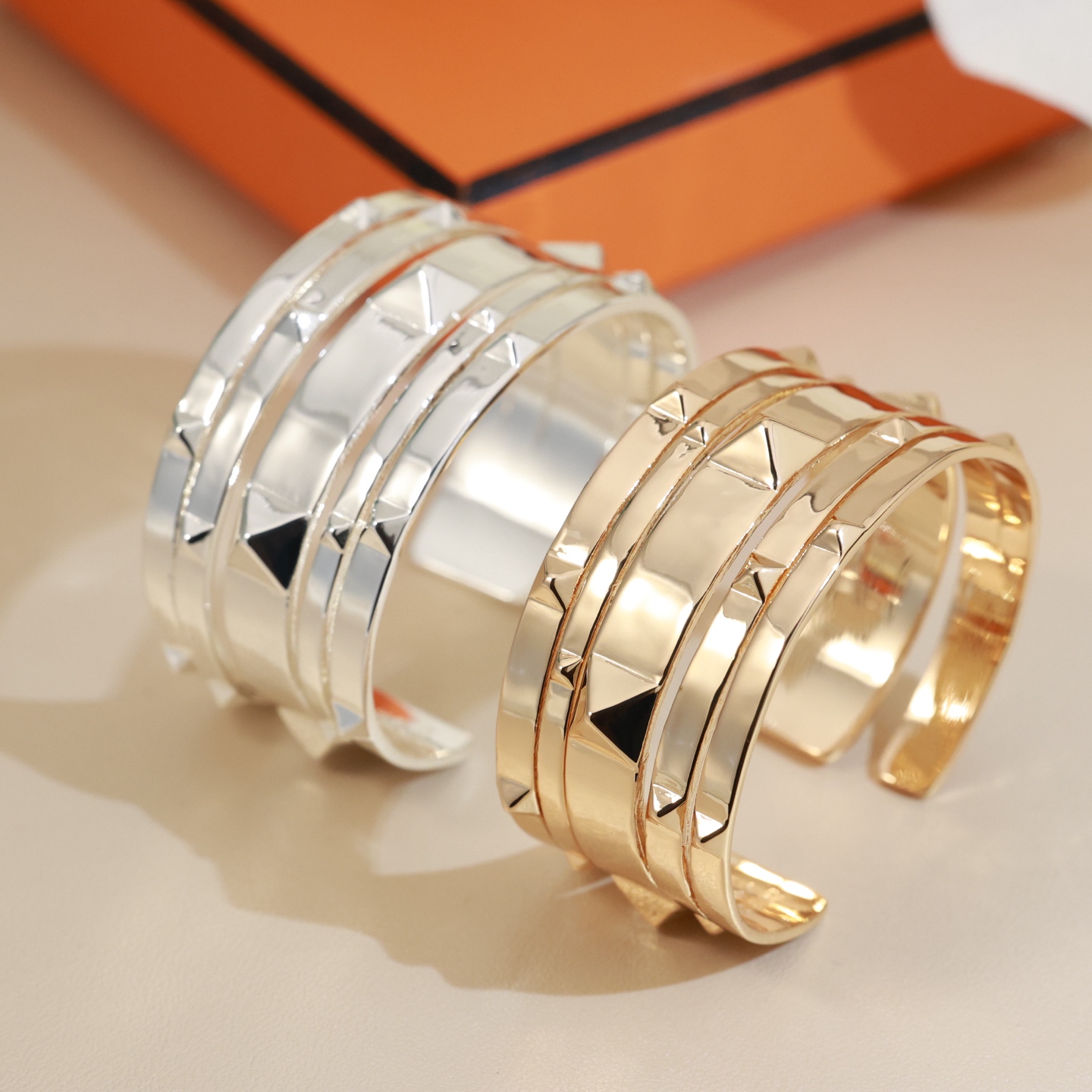 Bracciale Hermes Mini Clous Metallo color argento senza pietre preziose T2