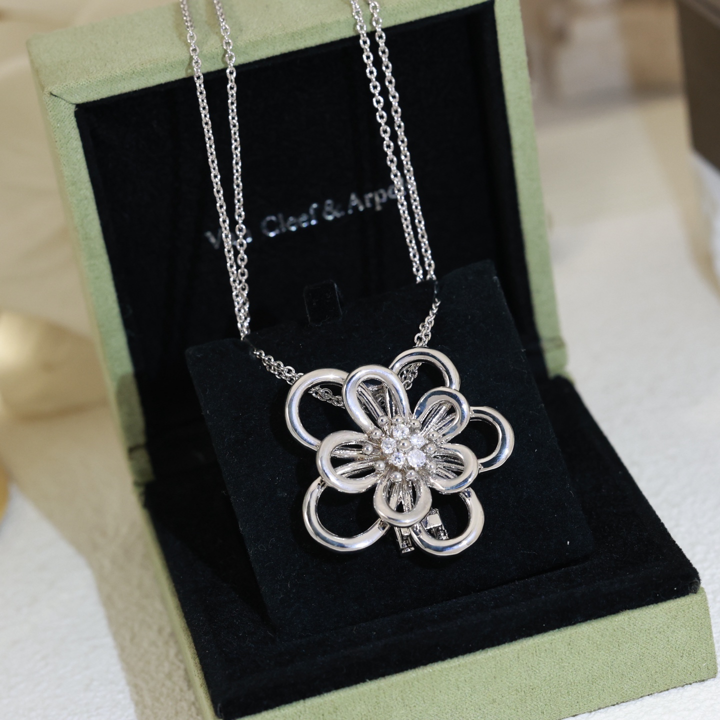 Van Cleef Arpels Flowerlace necklace 18K yellow gold diamond 42cm