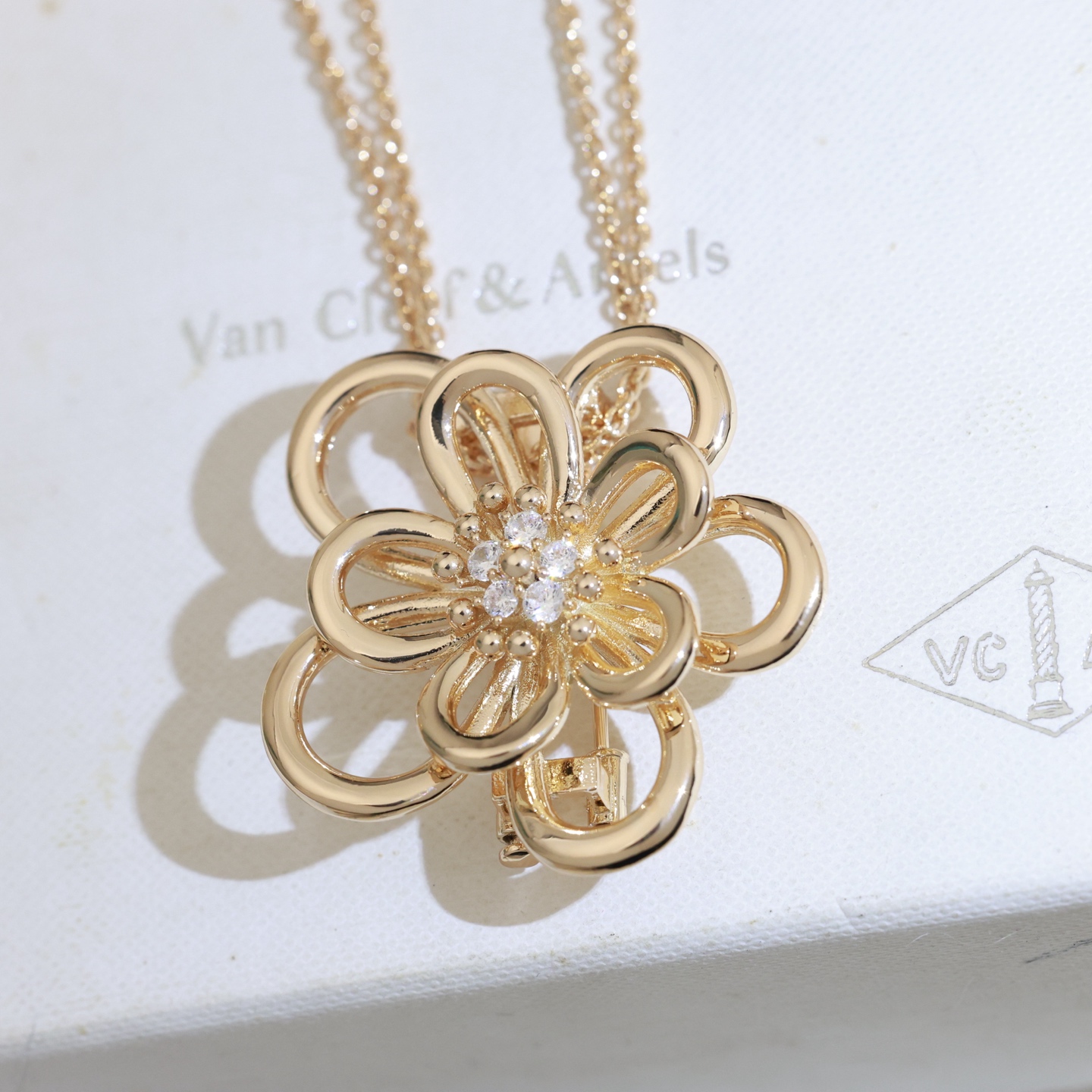 Van Cleef Arpels Flowerlace necklace 18K yellow gold diamond 42cm