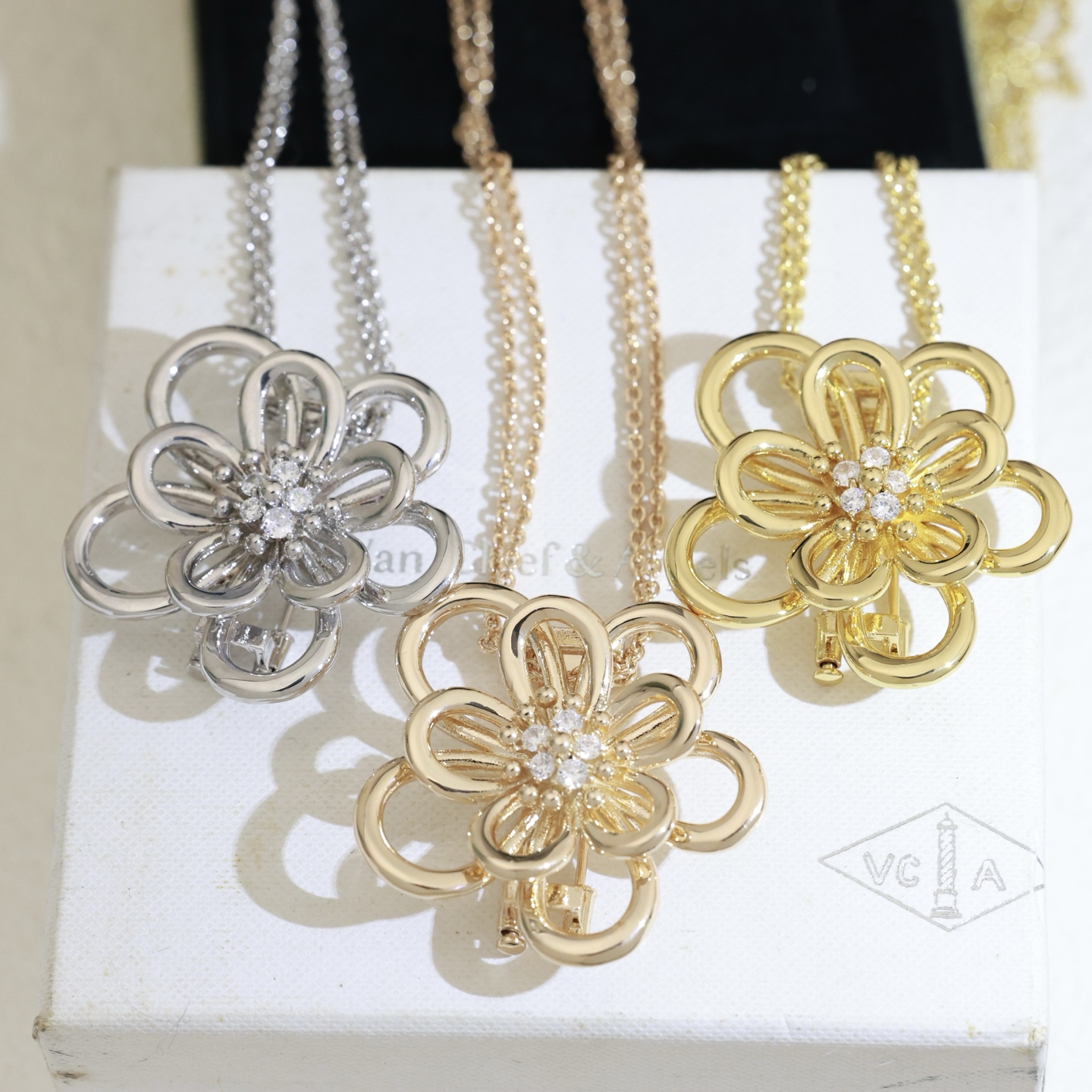 Van Cleef Arpels Flowerlace necklace 18K yellow gold diamond 42cm