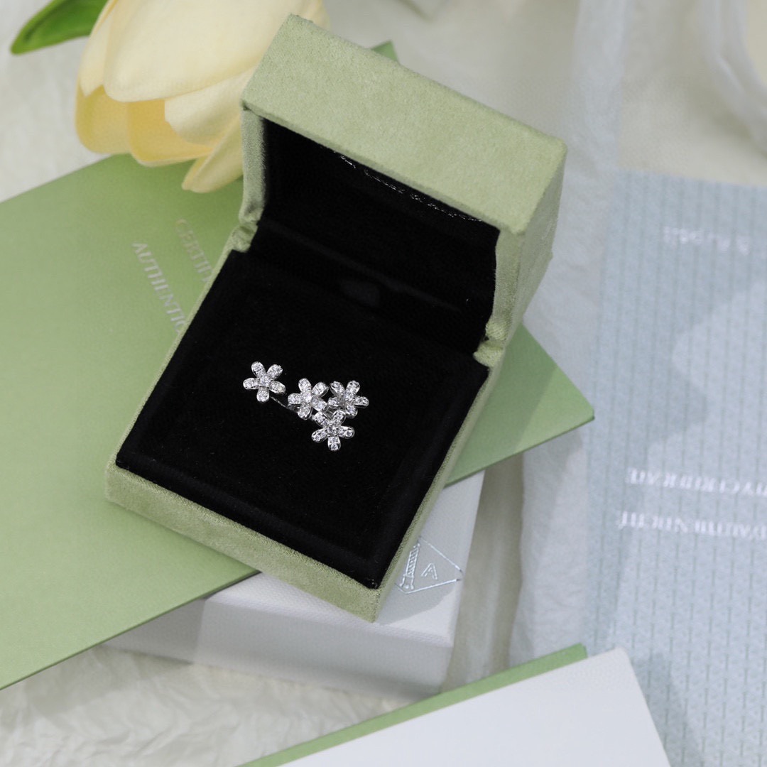 Anillo Van Cleef Arpels Socrate oro blanco de 18 quilates con diamantes 52