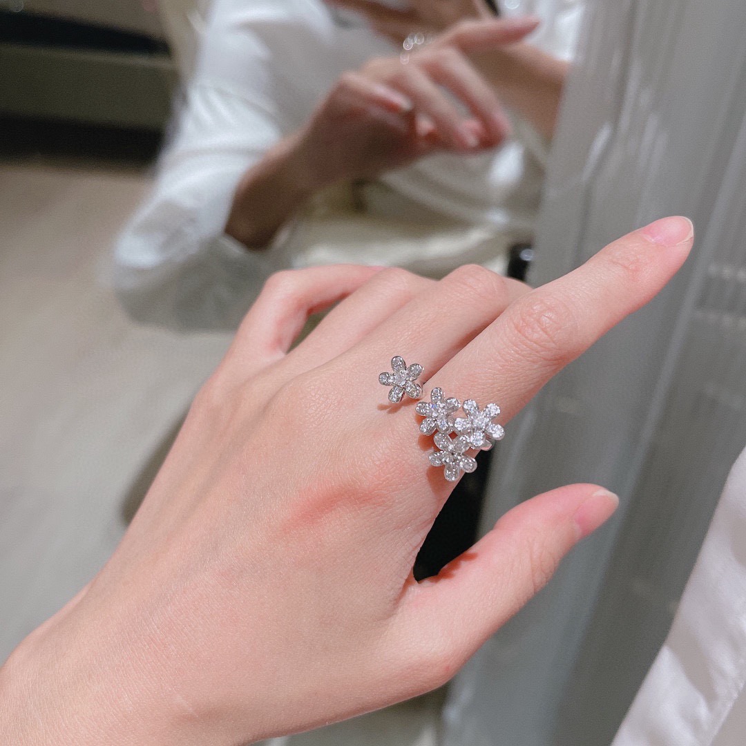Anillo Van Cleef Arpels Socrate oro blanco de 18 quilates con diamantes 52