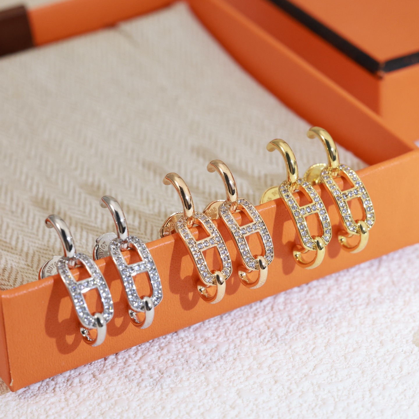 Orecchini Hermes Crescendo in metallo argentato con pavé di diamanti trasparenti, lunghezza goccia 1,2 cm