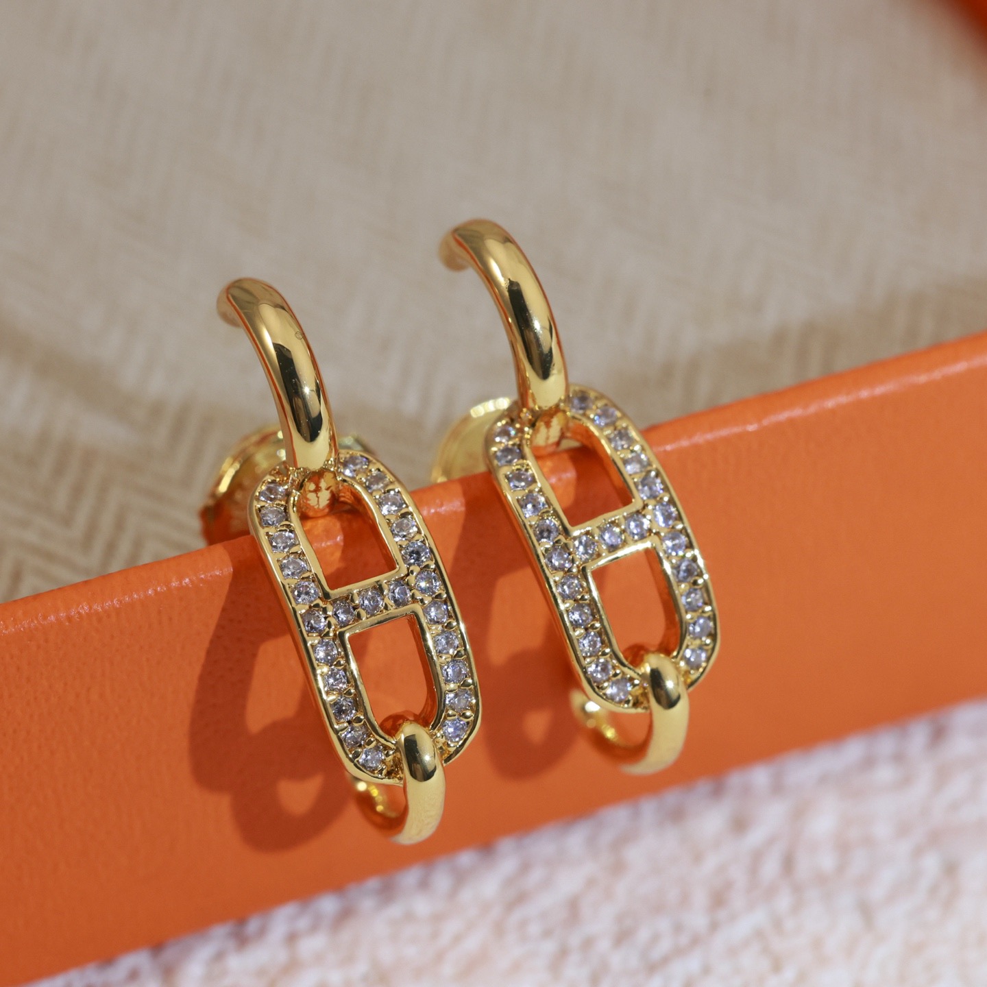 Orecchini Hermes Crescendo in metallo argentato con pavé di diamanti trasparenti, lunghezza goccia 1,2 cm