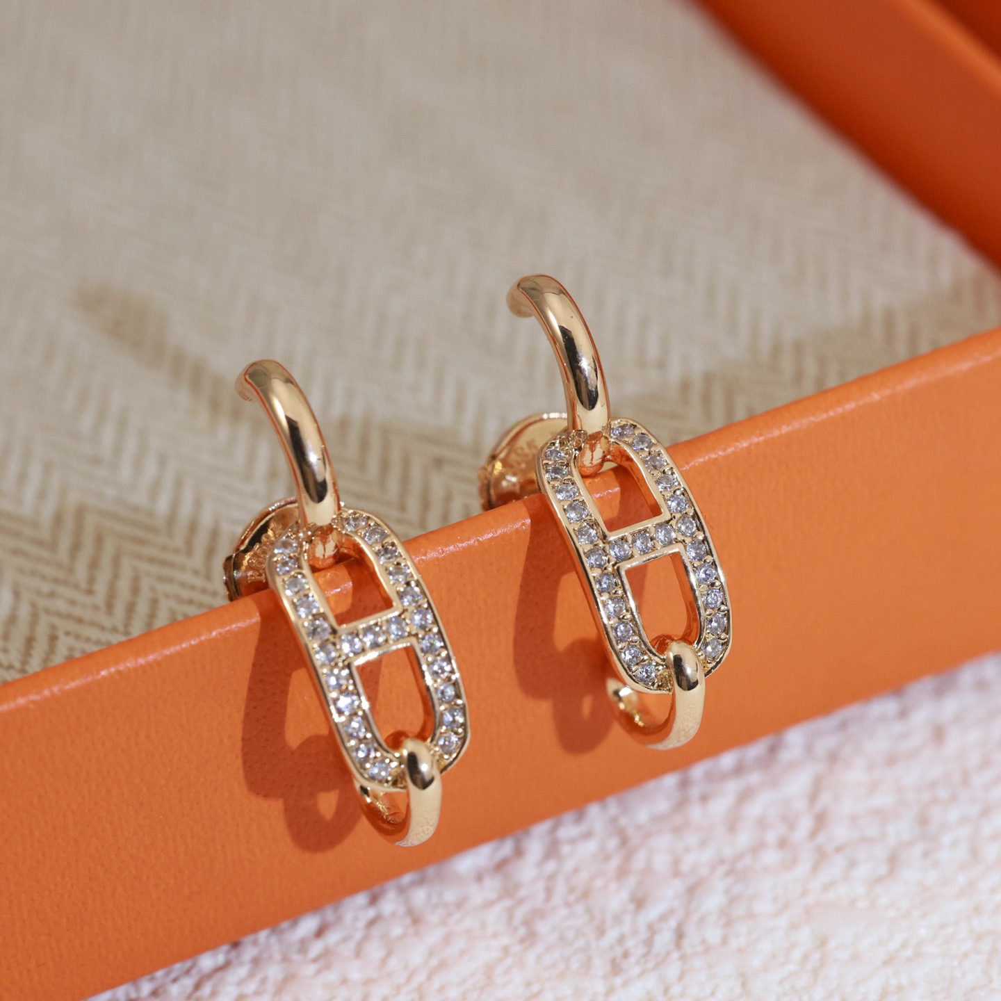 Orecchini Hermes Crescendo in metallo argentato con pavé di diamanti trasparenti, lunghezza goccia 1,2 cm