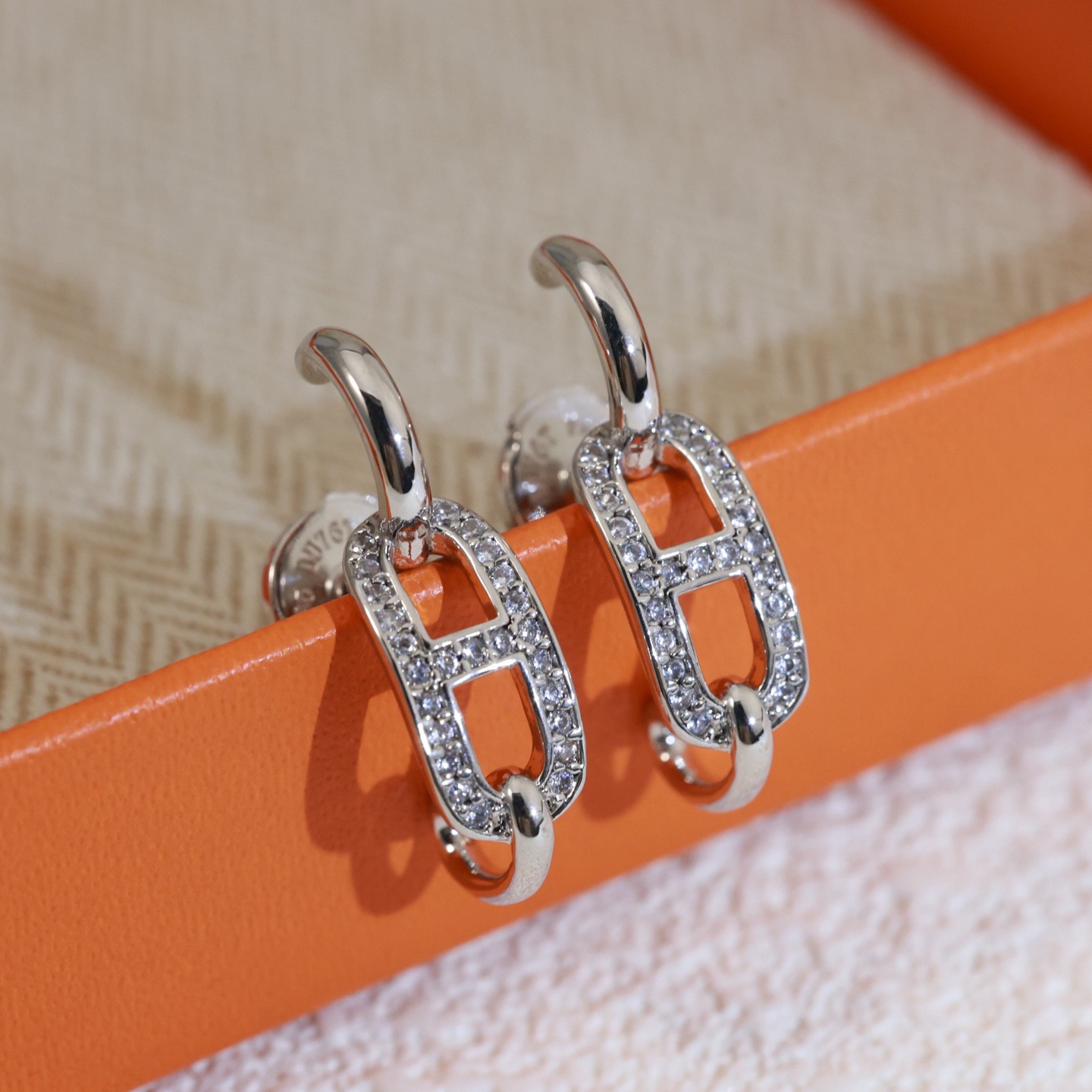 Orecchini Hermes Crescendo in metallo argentato con pavé di diamanti trasparenti, lunghezza goccia 1,2 cm