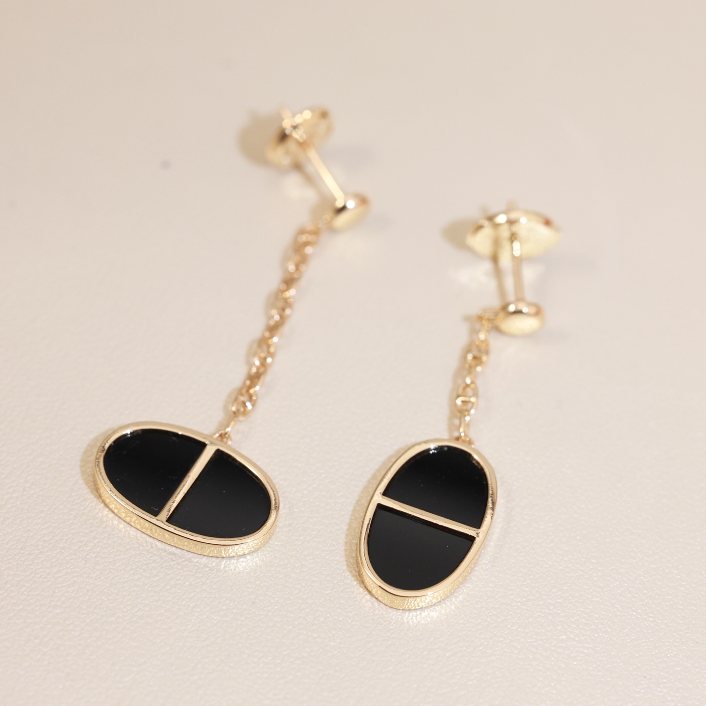 Orecchini Hermes Chaine d Ancre Verso Metallo oro rosa con intarsio nero, lunghezza goccia 4 cm