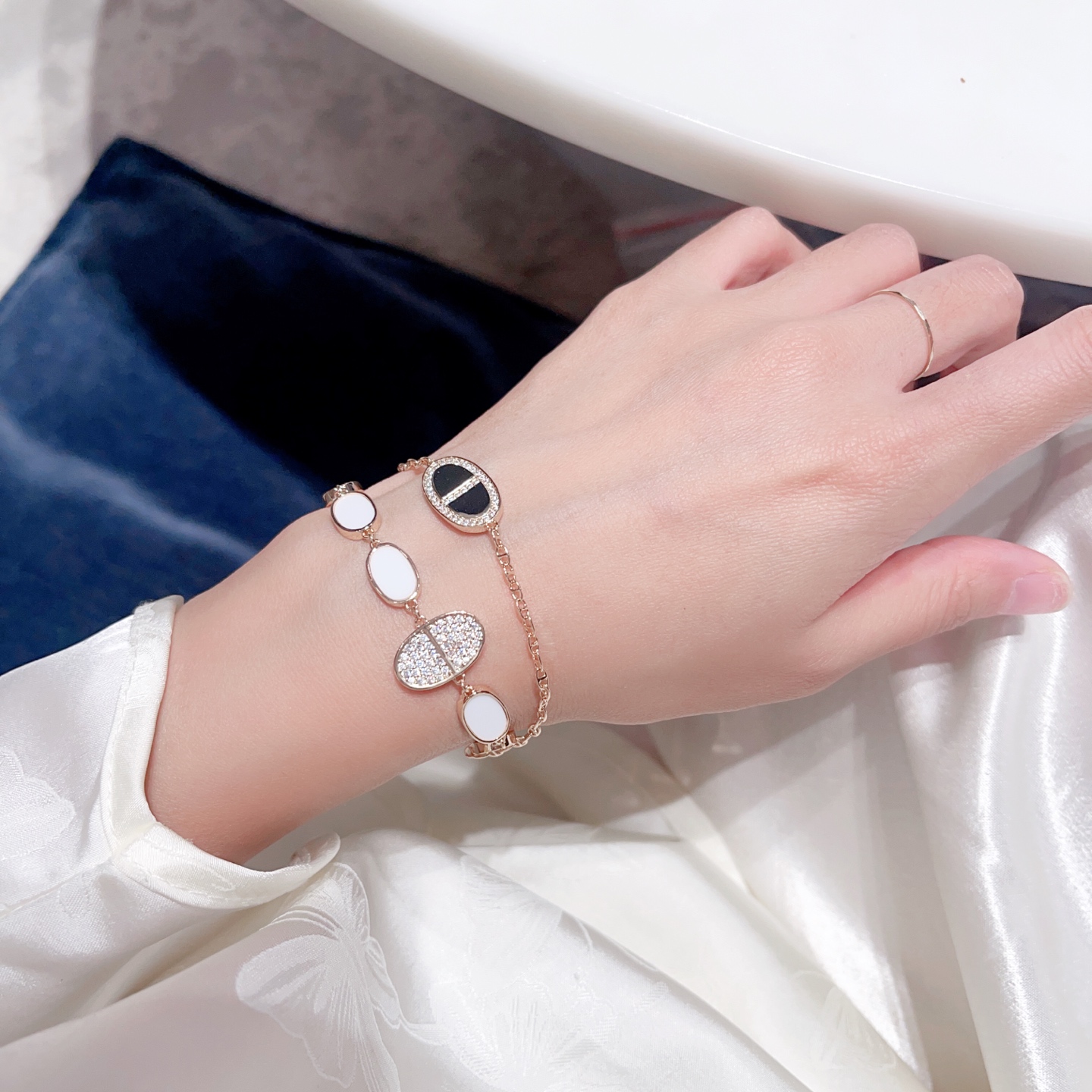 Bracciale Hermes Chaine d Ancre Verso in oro rosa 18 carati con madreperla bianca e diamanti trasparenti 17 cm