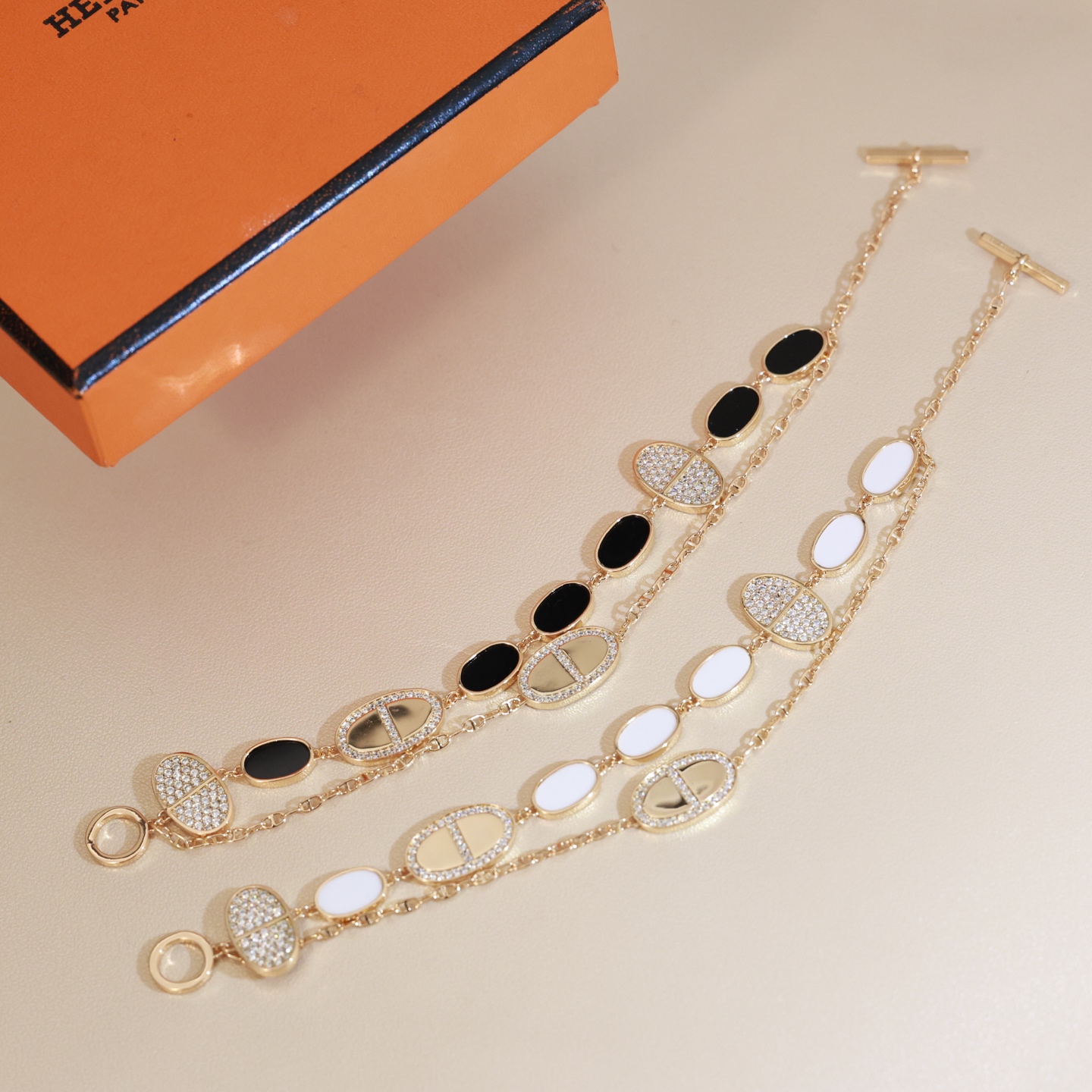 Bracciale Hermes Chaine d Ancre Verso in oro rosa 18 carati con madreperla bianca e diamanti trasparenti 17 cm