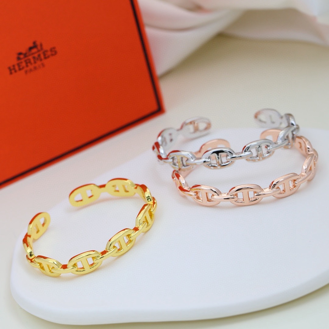 Bracciale Hermes Chaine d Ancre Enchainee in metallo color oro rosa senza pietre accentate, polsino aperto regolabile