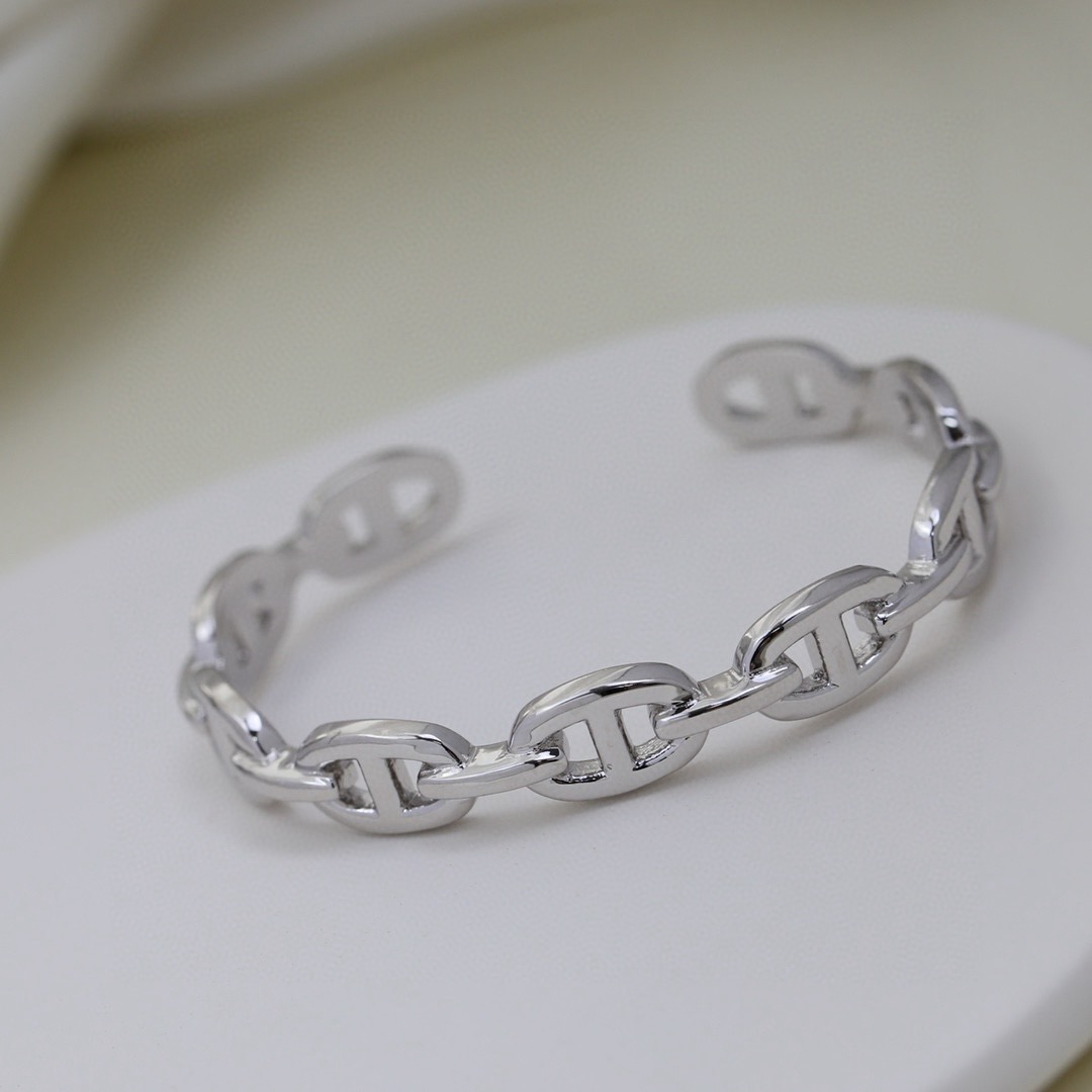 Bracciale Hermes Chaine d Ancre Enchainee in metallo color oro rosa senza pietre accentate, polsino aperto regolabile