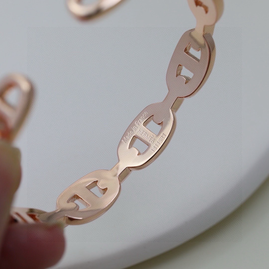 Bracciale Hermes Chaine d Ancre Enchainee in metallo color oro rosa senza pietre accentate, polsino aperto regolabile