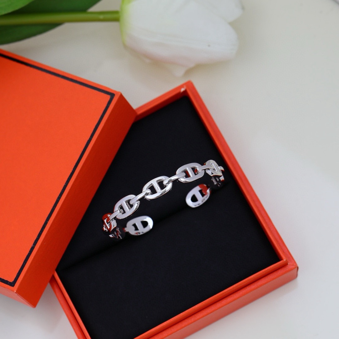 Bracciale Hermes Chaine d Ancre Enchainee in metallo color oro rosa senza pietre accentate, polsino aperto regolabile