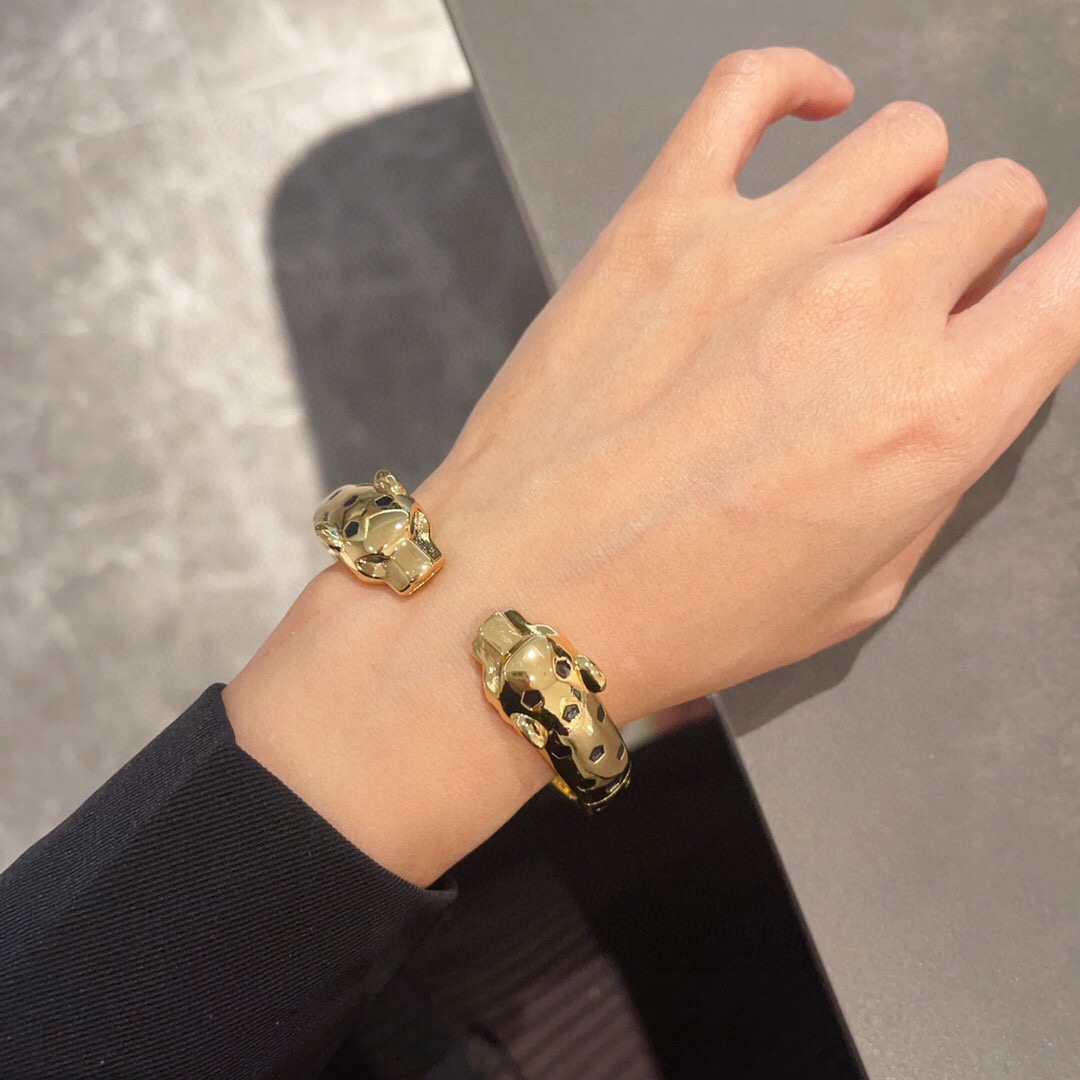 Cartier Panthere de Cartier bracelet 18K yellow gold with black lacquer spots and green tsavorite garnet eyes 17cm