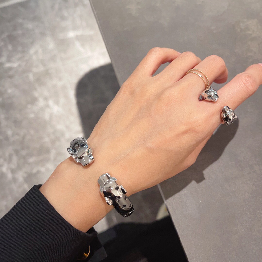 Cartier Panthere de Cartier bracelet 18K yellow gold with black lacquer spots and green tsavorite garnet eyes 17cm