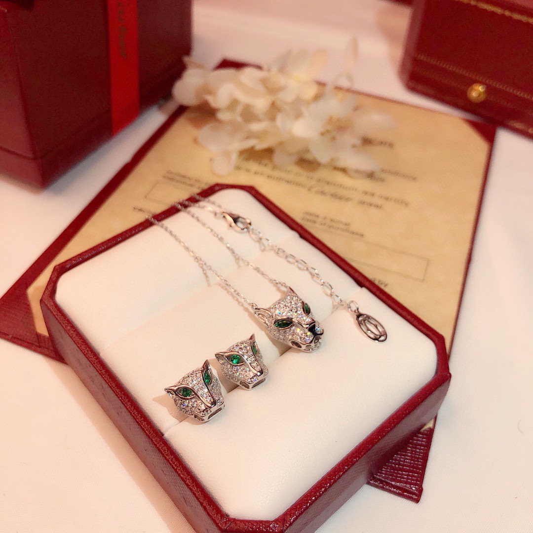 Cartier Panthere de Cartier necklace Available in yellow gold rose gold white gold set with pave diamonds green gemstone eyes black onyx nose detail 40-45cm