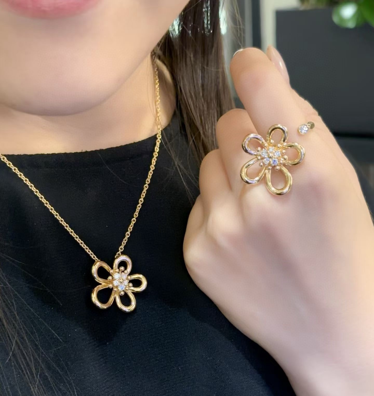 Van Cleef Arpels Flowerlace necklace 18K yellow gold with clear diamond accents 18K rose gold with clear diamond accents 18K white gold with clear diamond accents 42cm