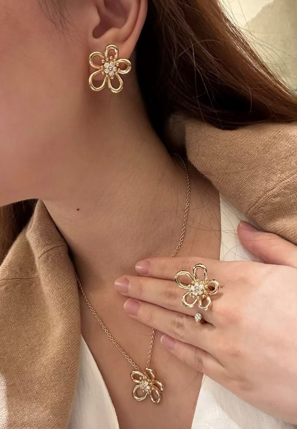 Van Cleef Arpels Flowerlace necklace 18K yellow gold with clear diamond accents 18K rose gold with clear diamond accents 18K white gold with clear diamond accents 42cm