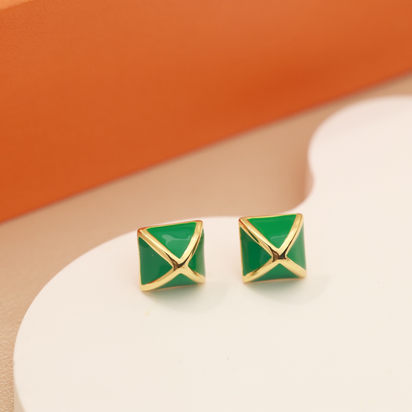 Pendientes Hermes Clou de Forge de metal dorado con esmalte verde de 12 mm de diámetro