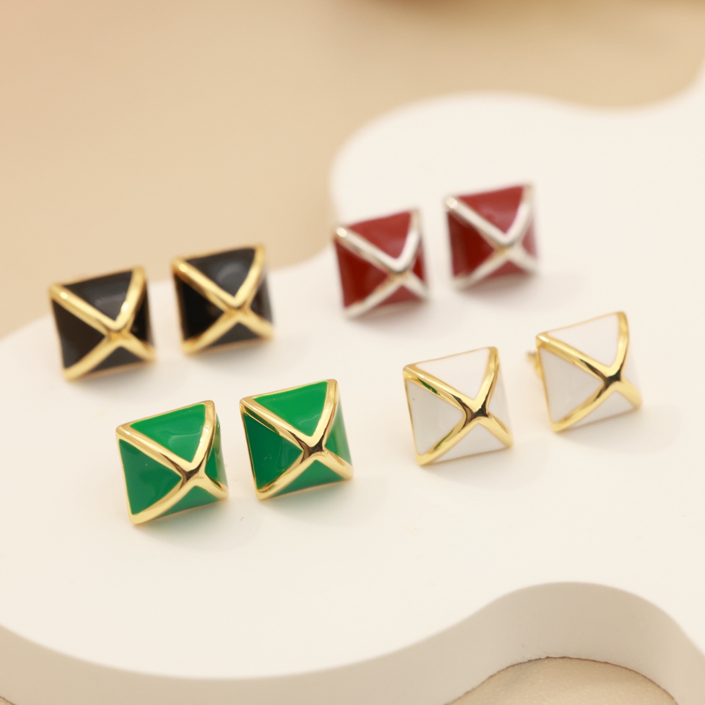 Pendientes Hermes Clou de Forge de metal dorado con esmalte verde de 12 mm de diámetro