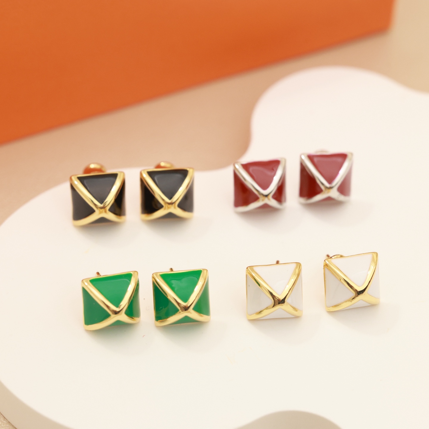 Pendientes Hermes Clou de Forge de metal dorado con esmalte verde de 12 mm de diámetro