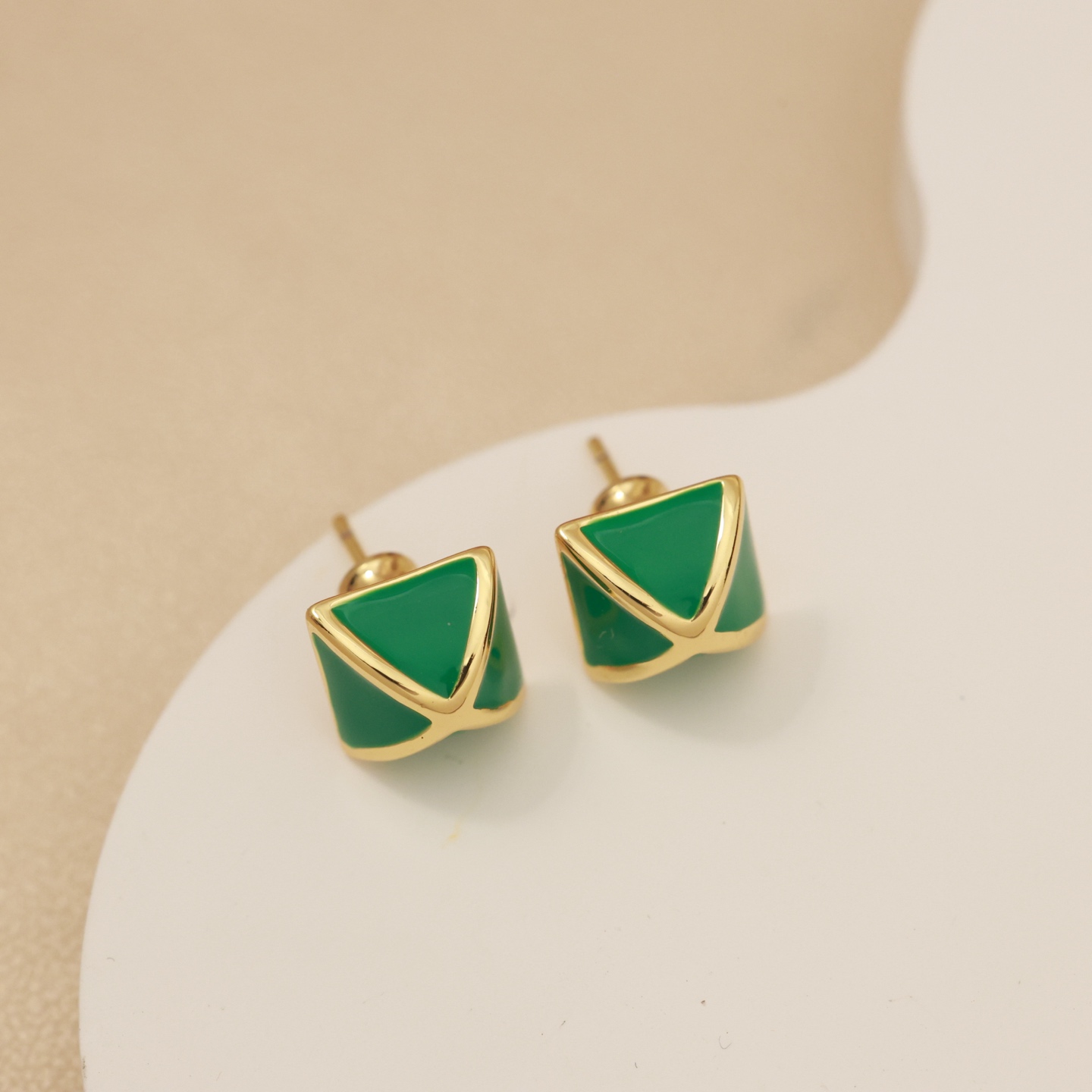 Pendientes Hermes Clou de Forge de metal dorado con esmalte verde de 12 mm de diámetro