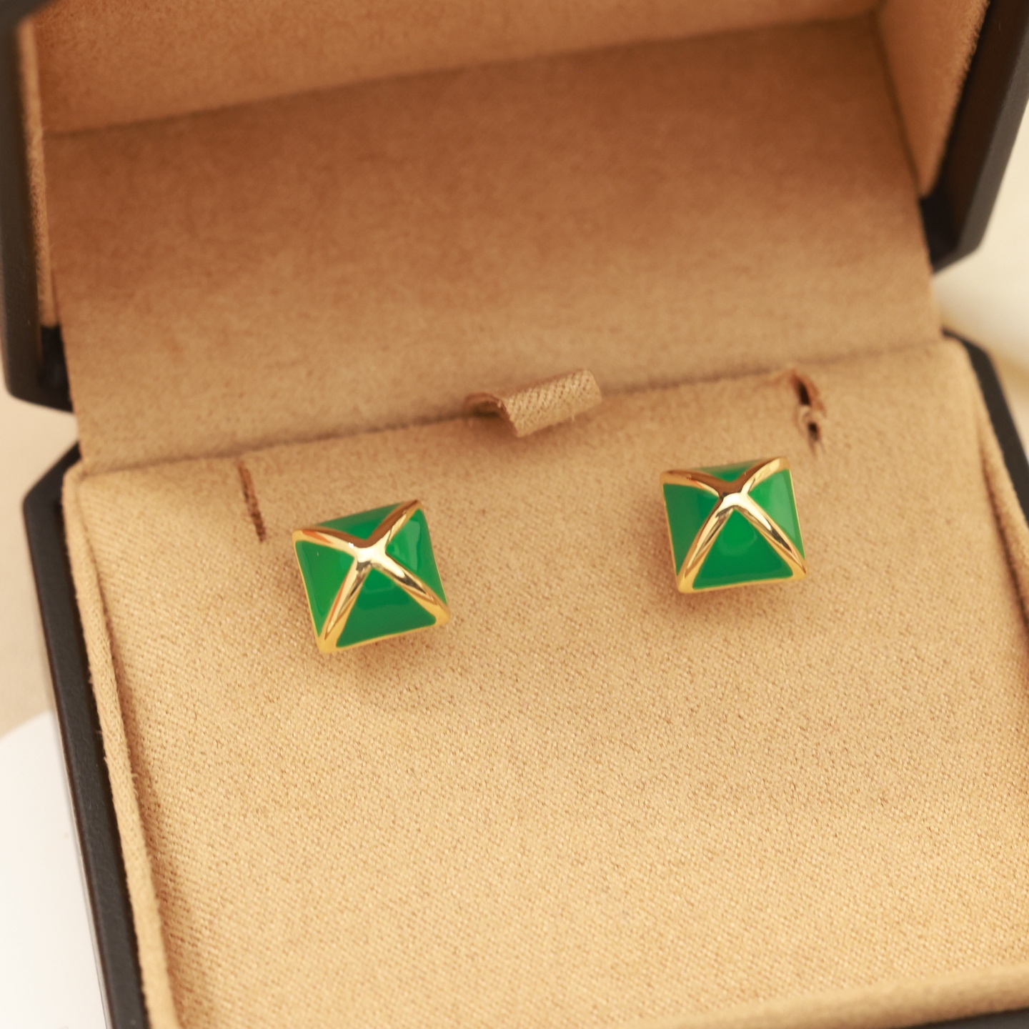 Pendientes Hermes Clou de Forge de metal dorado con esmalte verde de 12 mm de diámetro