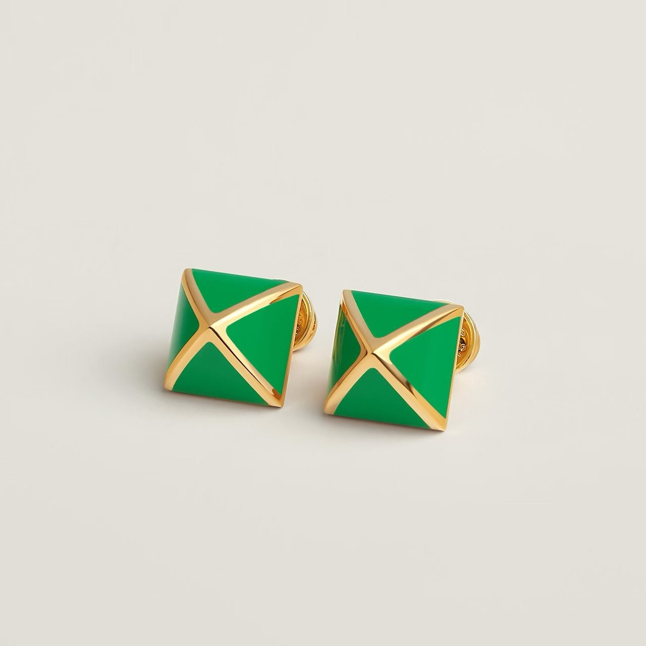 Pendientes Hermes Clou de Forge de metal dorado con esmalte verde de 12 mm de diámetro