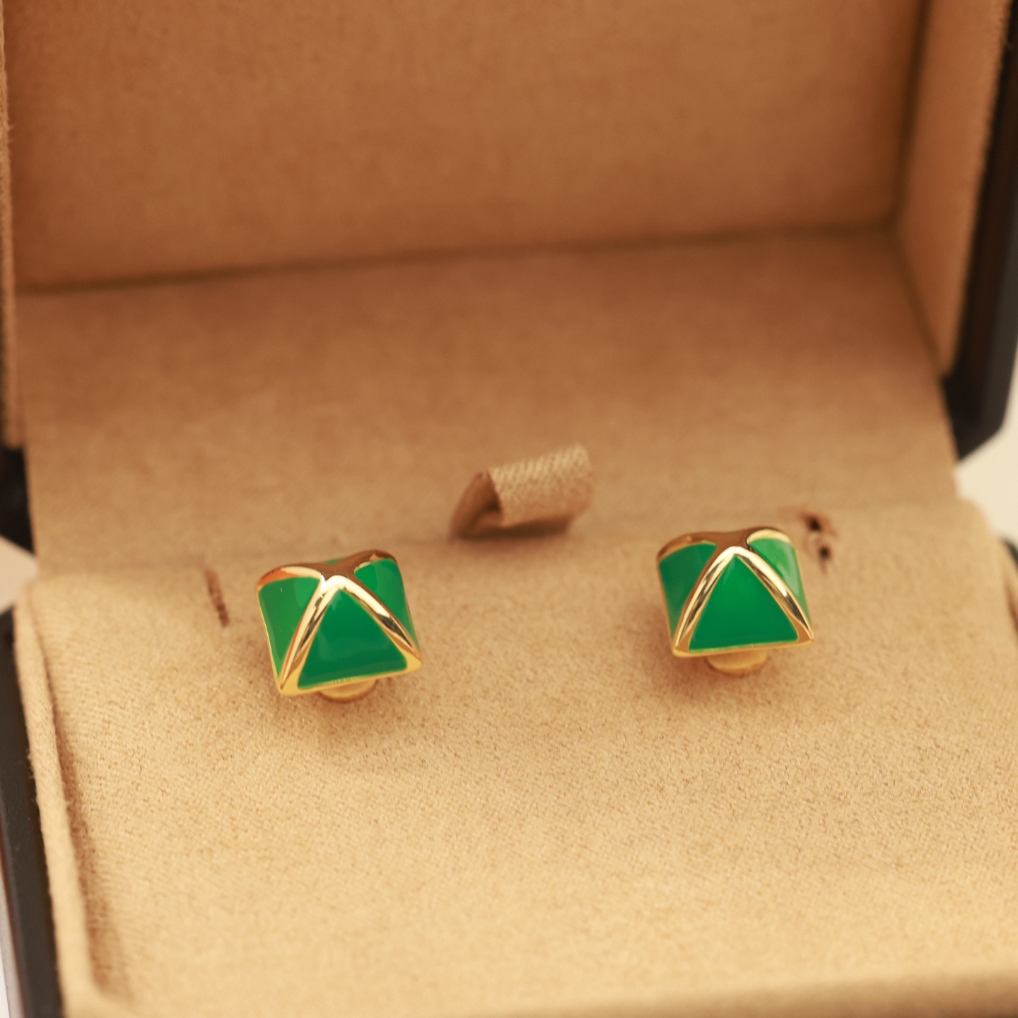 Pendientes Hermes Clou de Forge de metal dorado con esmalte verde de 12 mm de diámetro