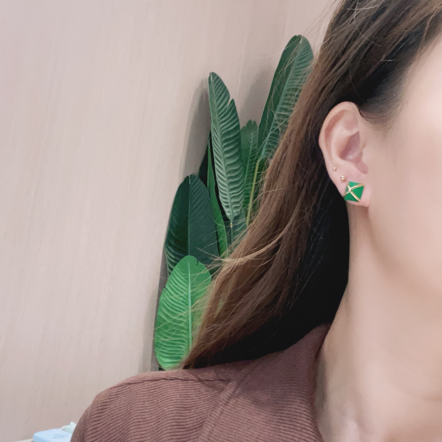 Pendientes Hermes Clou de Forge de metal dorado con esmalte verde de 12 mm de diámetro