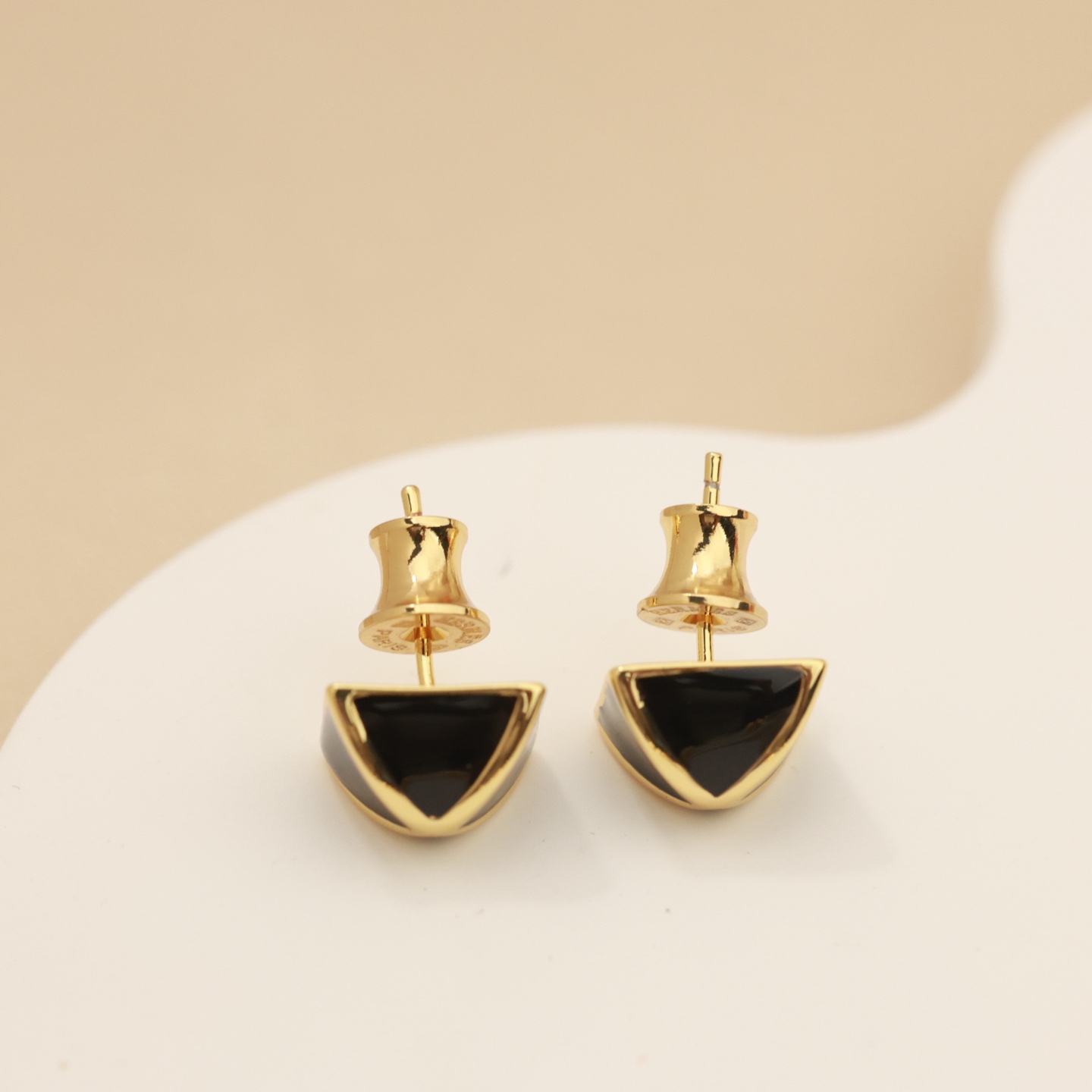 Orecchini Hermes Clou de Forge in metallo color oro con smalto nero, diametro del perno di 1,2 cm
