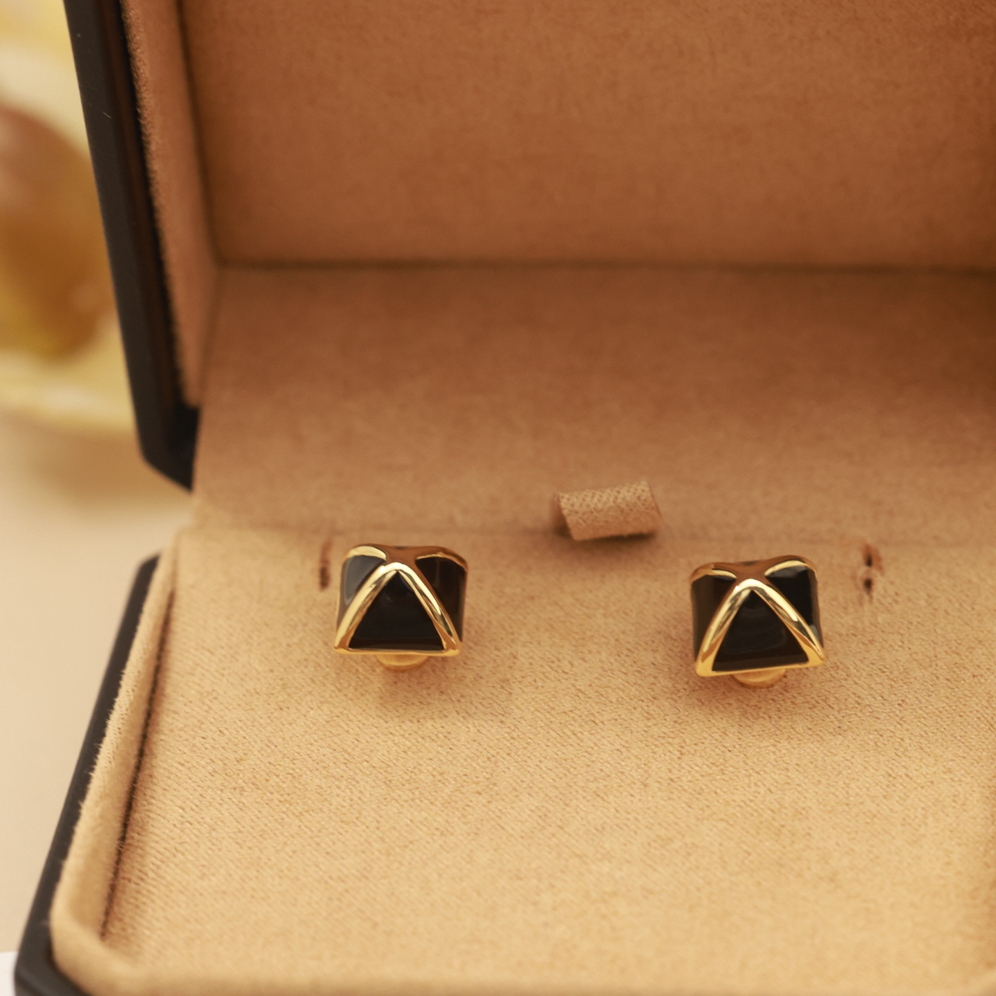 Orecchini Hermes Clou de Forge in metallo color oro con smalto nero, diametro del perno di 1,2 cm