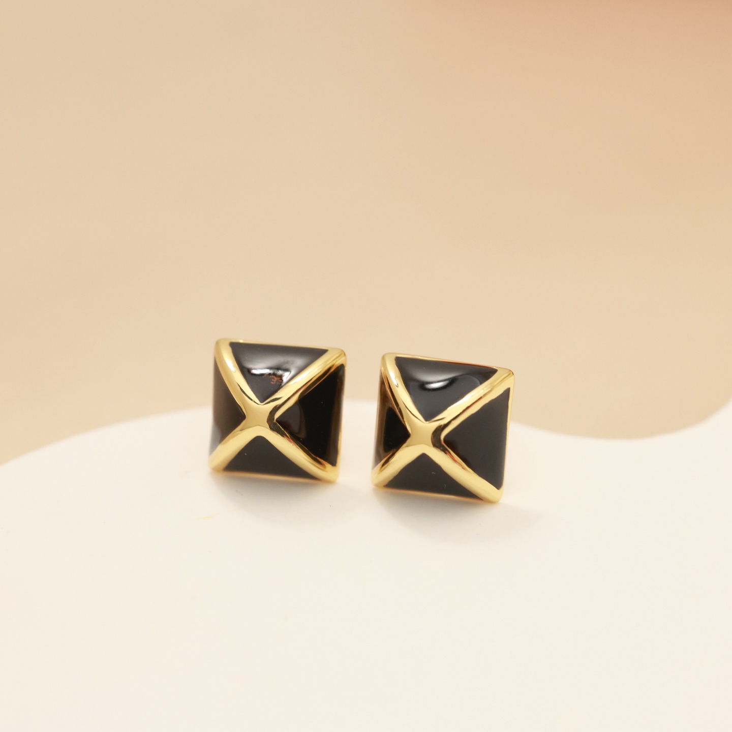 Orecchini Hermes Clou de Forge in metallo color oro con smalto nero, diametro del perno di 1,2 cm
