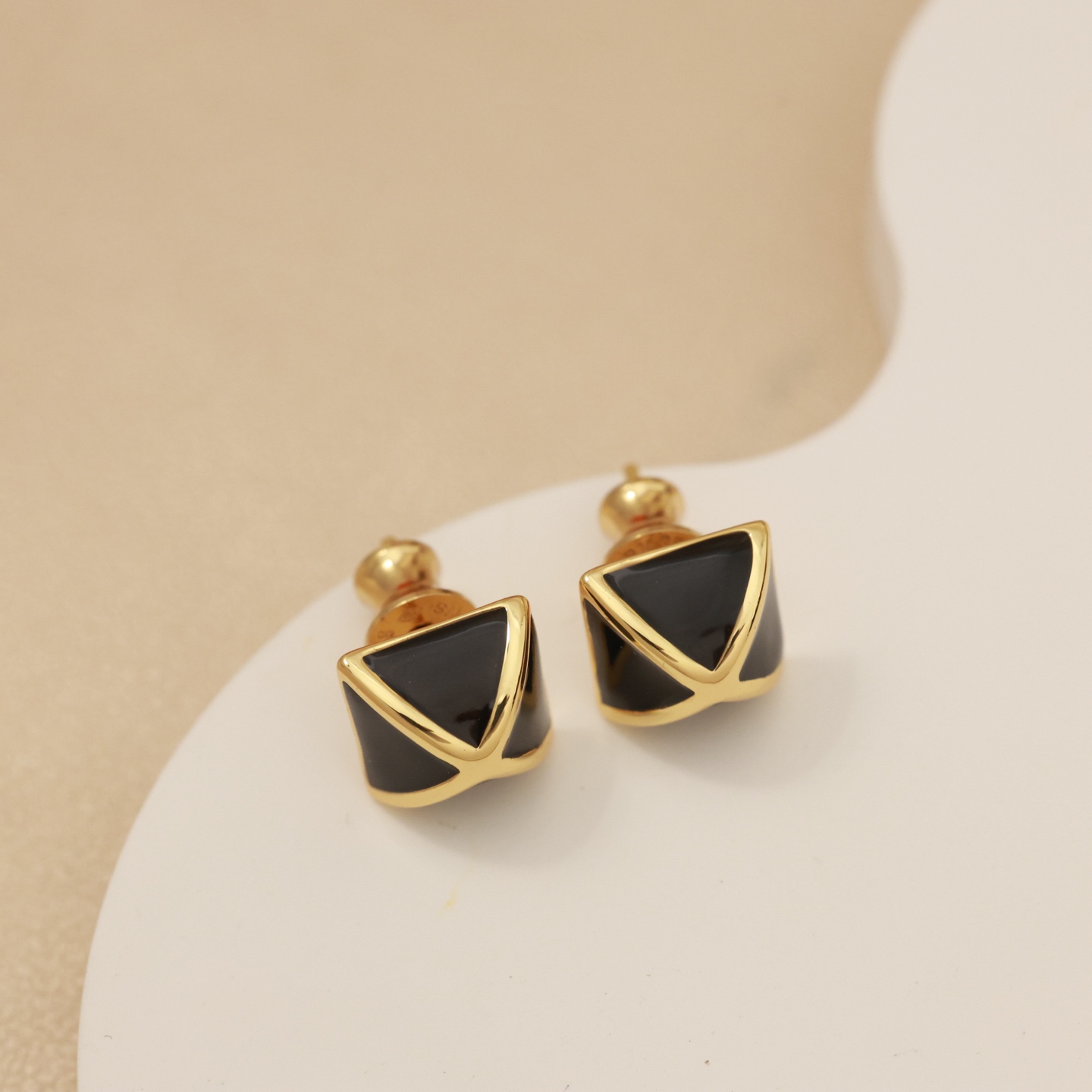 Orecchini Hermes Clou de Forge in metallo color oro con smalto nero, diametro del perno di 1,2 cm