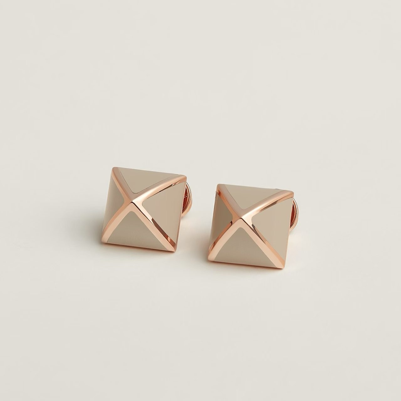 Orecchini Hermes Clou de Forge in metallo oro rosa con smalto beige nudo, diametro del perno di 10 mm