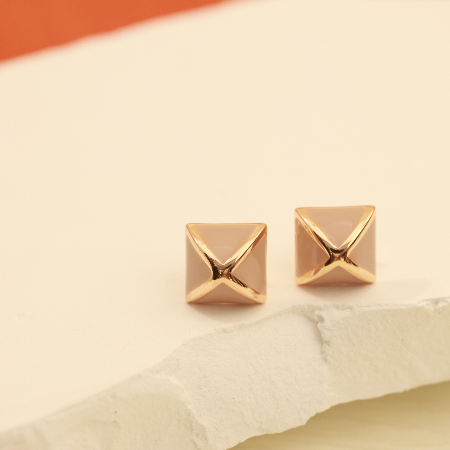 Orecchini Hermes Clou de Forge in metallo oro rosa con smalto beige nudo, diametro del perno di 10 mm
