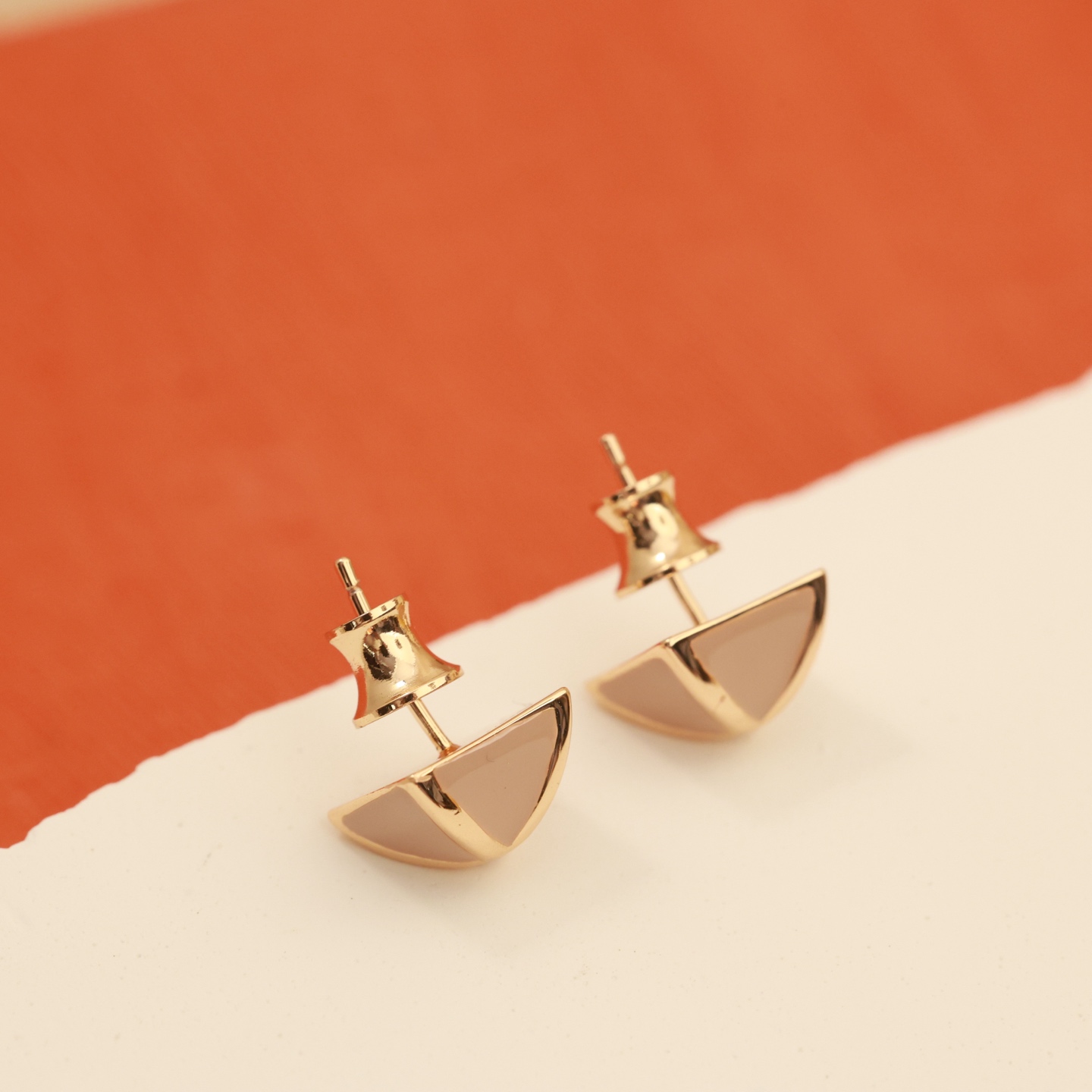 Orecchini Hermes Clou de Forge in metallo oro rosa con smalto beige nudo, diametro del perno di 10 mm