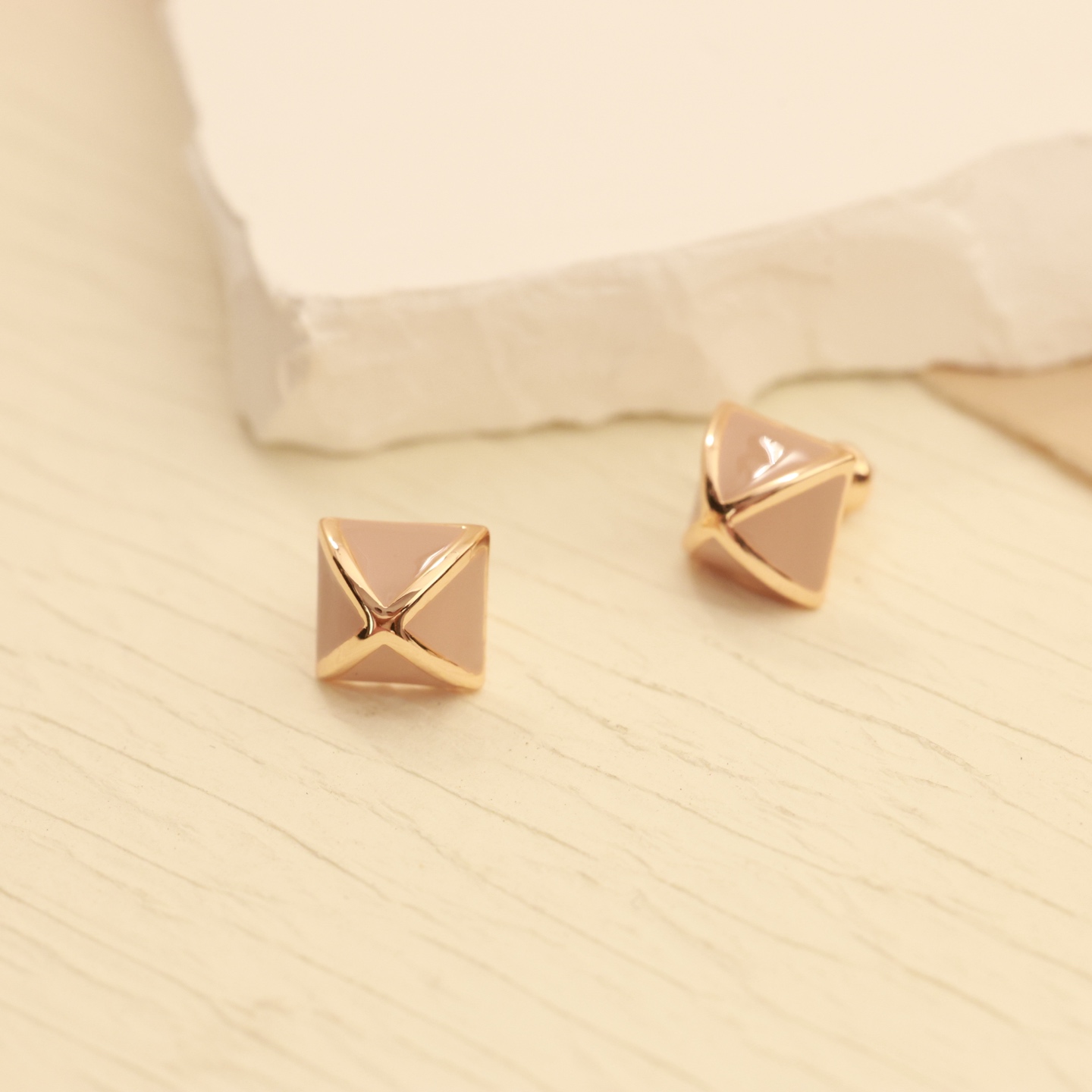 Orecchini Hermes Clou de Forge in metallo oro rosa con smalto beige nudo, diametro del perno di 10 mm