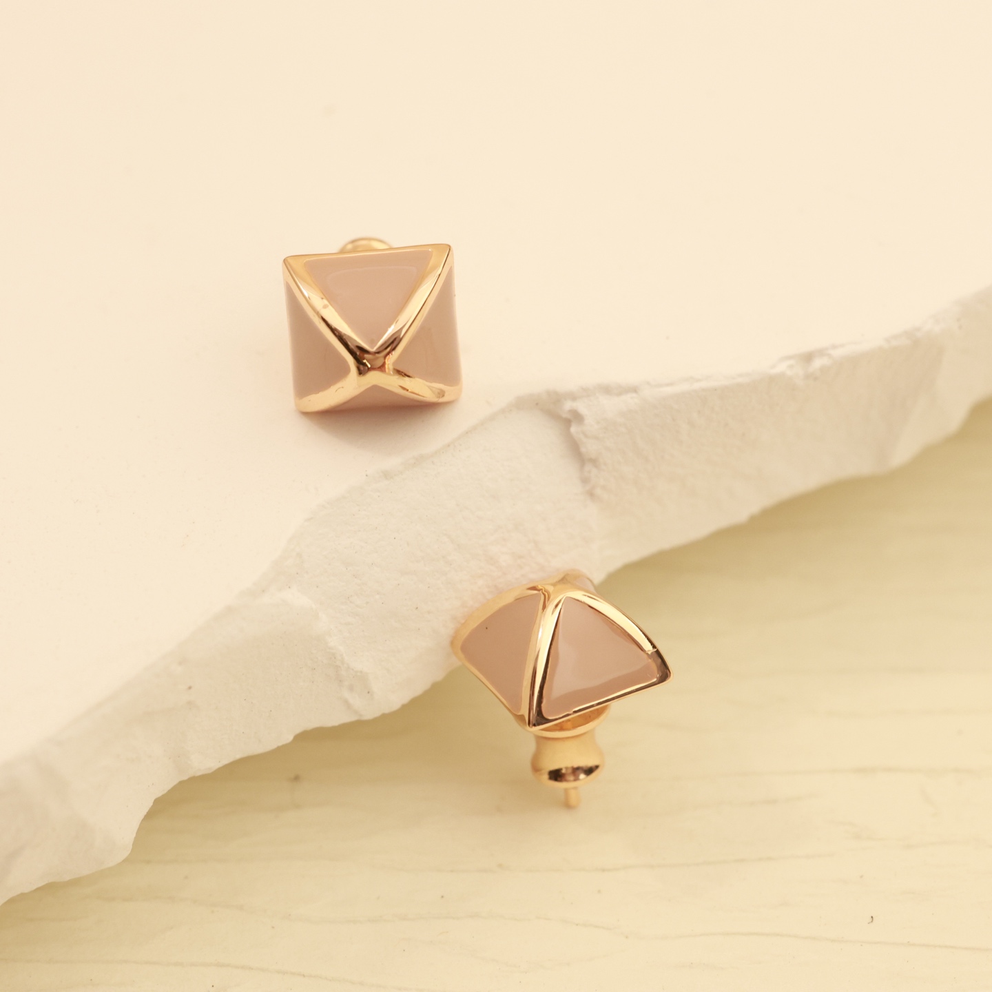Orecchini Hermes Clou de Forge in metallo oro rosa con smalto beige nudo, diametro del perno di 10 mm