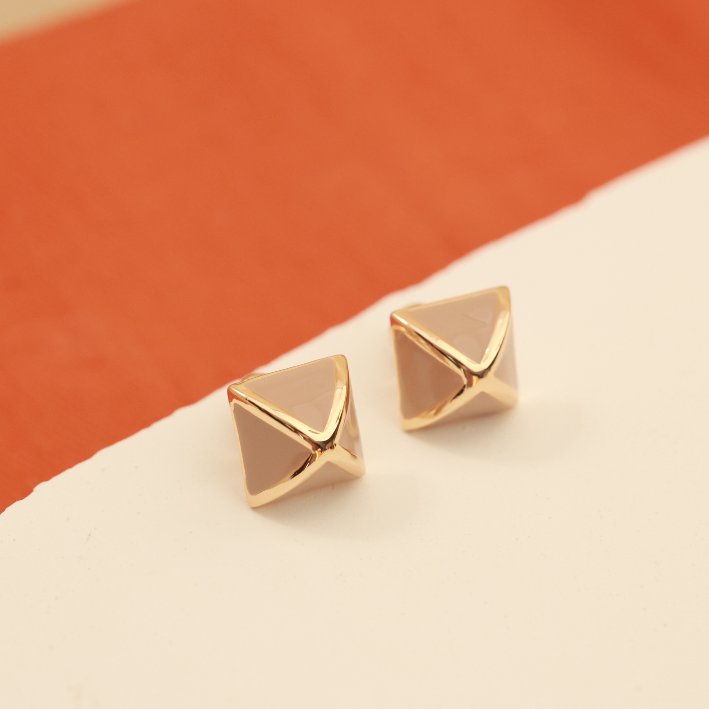 Orecchini Hermes Clou de Forge in metallo oro rosa con smalto beige nudo, diametro del perno di 10 mm