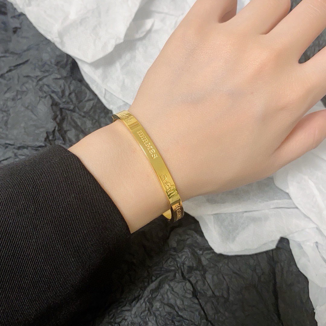 Bracciale rigido Hermes 14K MM con logo inciso Metallo color oro disponibile anche nelle varianti in metallo color argento e oro rosa