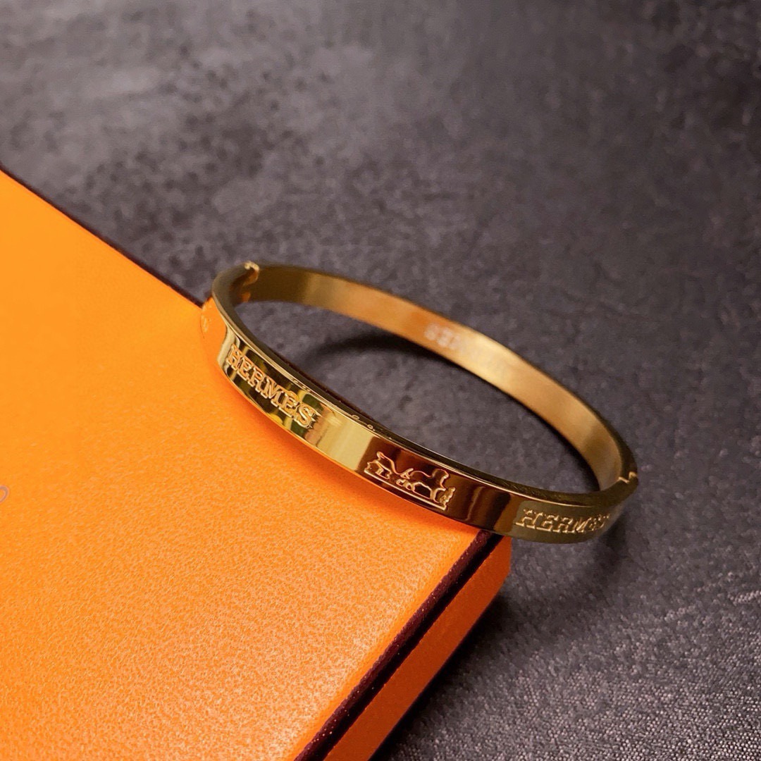 Bracciale rigido Hermes 14K MM con logo inciso Metallo color oro disponibile anche nelle varianti in metallo color argento e oro rosa