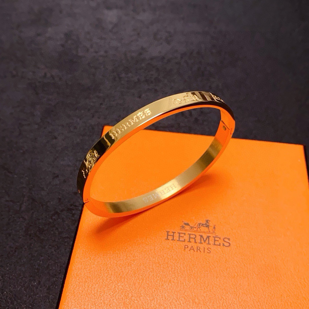 Bracciale rigido Hermes 14K MM con logo inciso Metallo color oro disponibile anche nelle varianti in metallo color argento e oro rosa