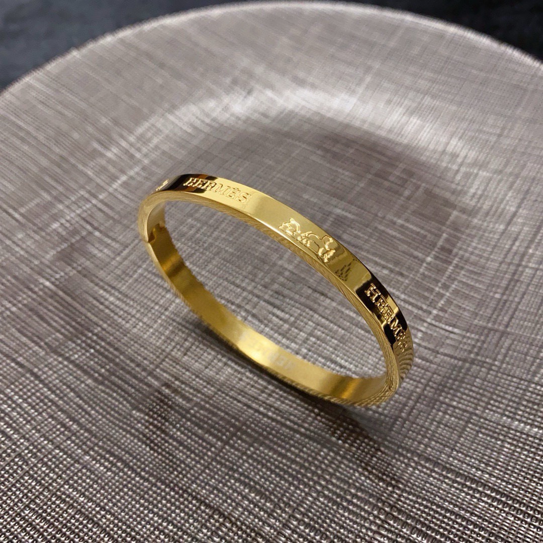 Bracciale rigido Hermes 14K MM con logo inciso Metallo color oro disponibile anche nelle varianti in metallo color argento e oro rosa