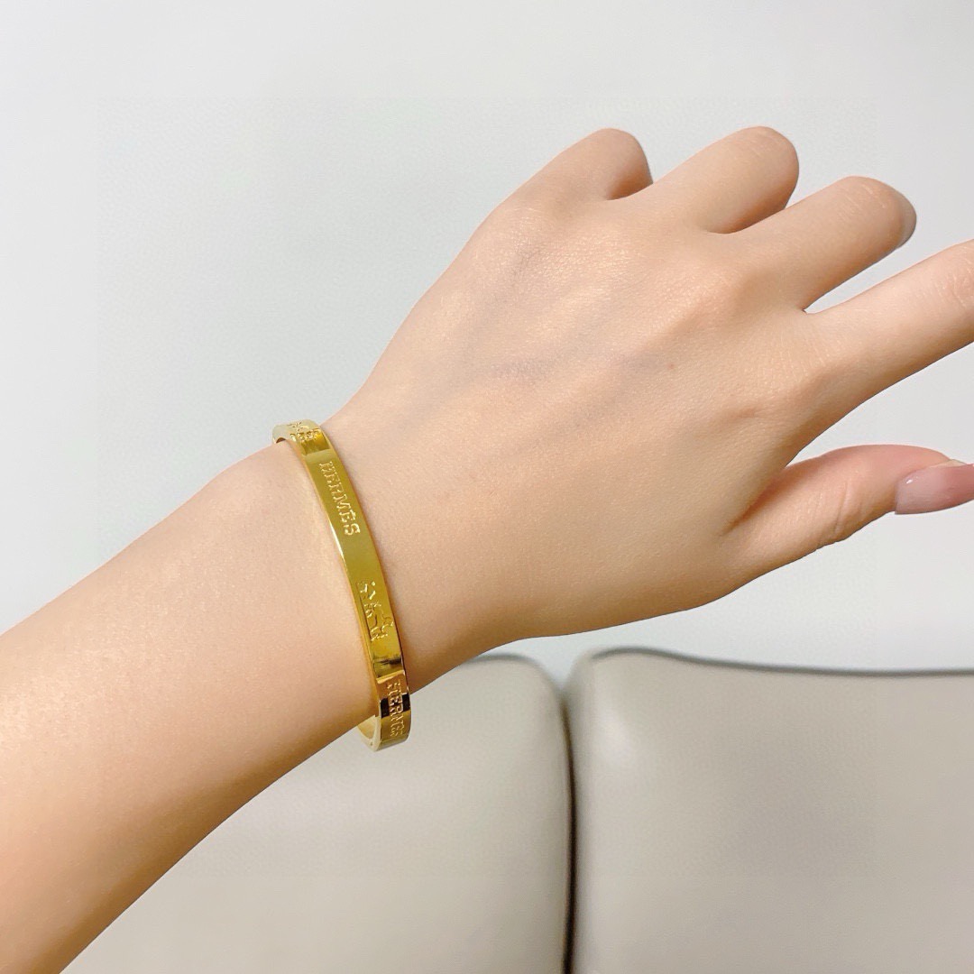 Bracciale rigido Hermes 14K MM con logo inciso Metallo color oro disponibile anche nelle varianti in metallo color argento e oro rosa